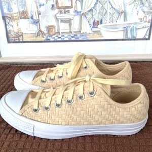 Women's "Chuck Taylor" All-Star Low Dream Weave Pale Vanilla. Size 7. Beautiful.